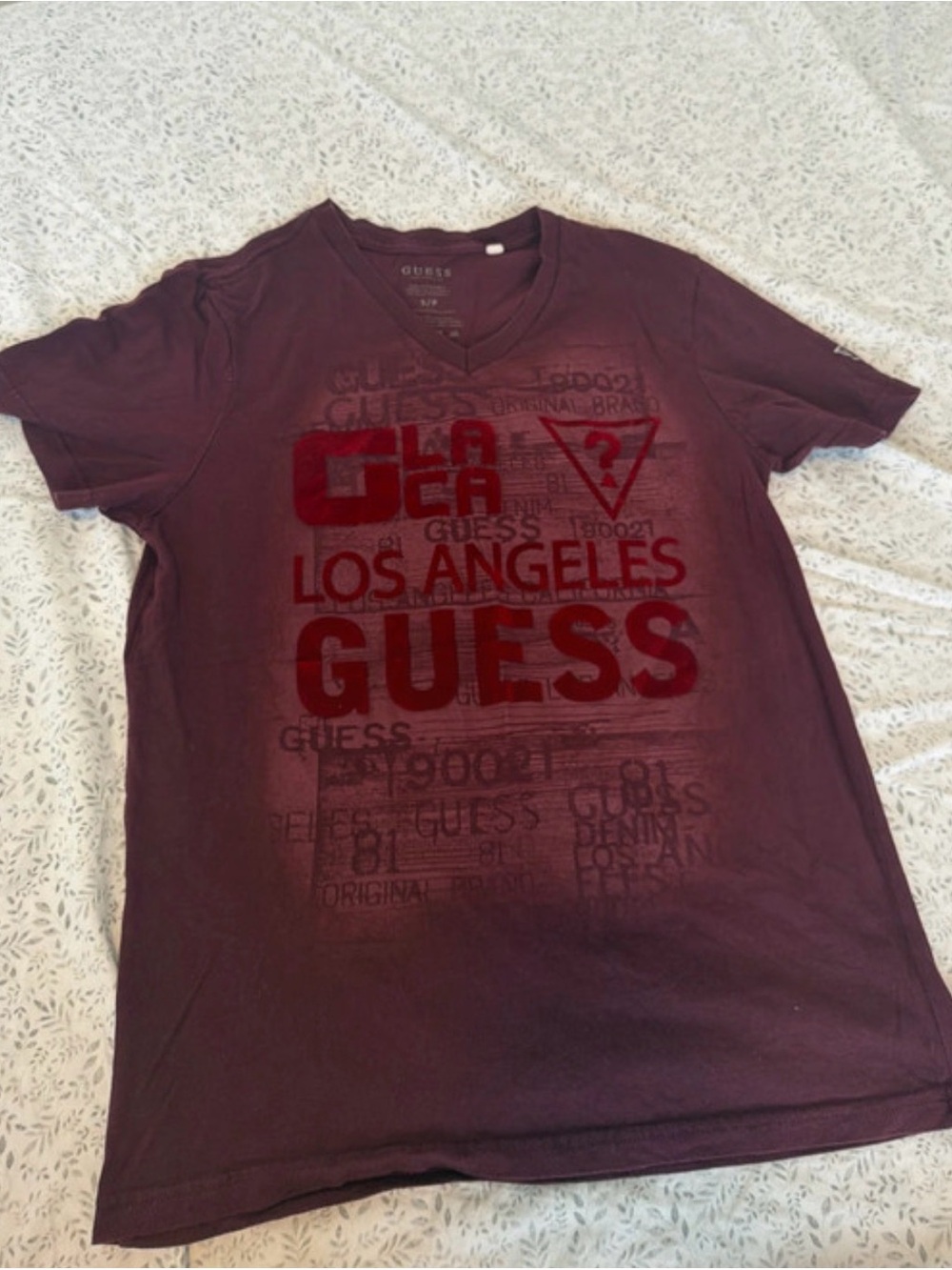 GUESS Men's Los Angeles Graphic V-Neck Tee - Wine